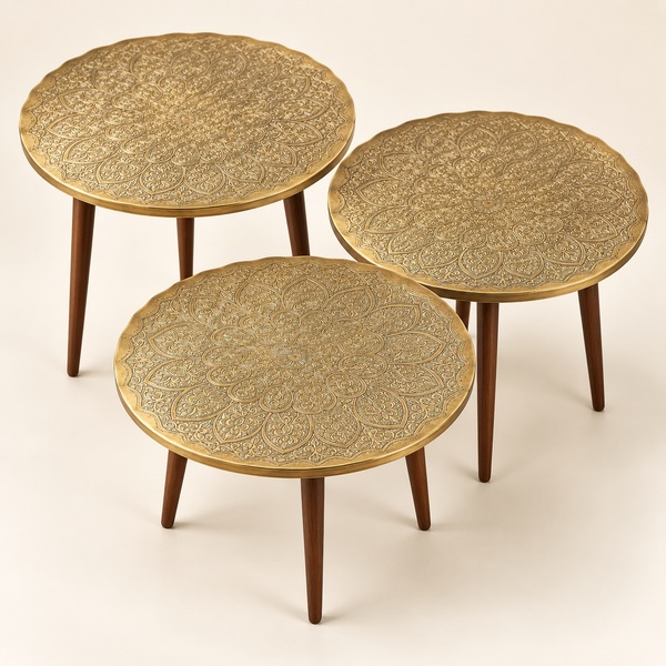 Set de 3 tables basses gigognes « Médina » en laiton ciselé – Pieds en bois