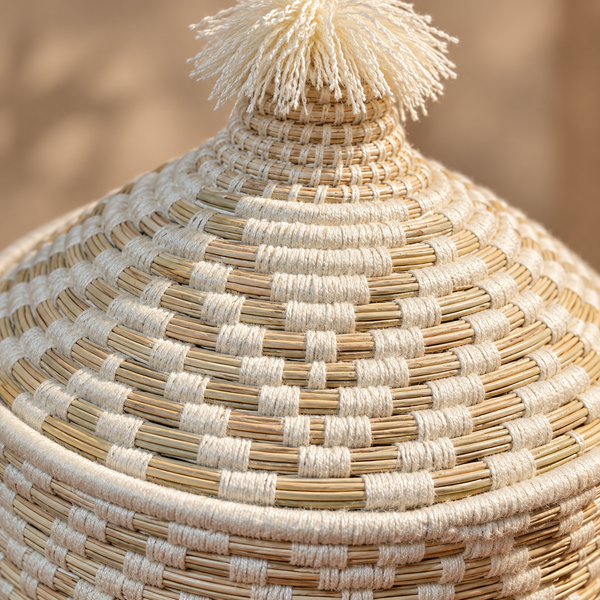 Panier de rangement avec couvercle et pompon, fibres naturelles et fil lilas, style berbère