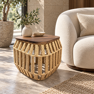 Table d'appoint « Raphia » en corde tressée – Plateau triangulaire en bois effet noyer