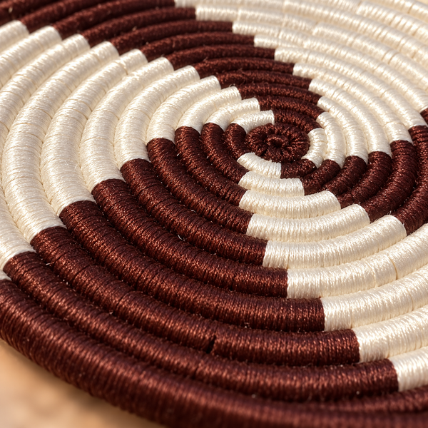 Panier de rangement rond tressé main – Fil marron et blanc, motif graphique en spirale bicolore