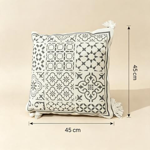 Coussin décoratif crème à motifs géométriques et floraux gris