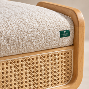 Banc « Canna » en bois clair et cannage – Assise rembourrée en tissu bouclé beige