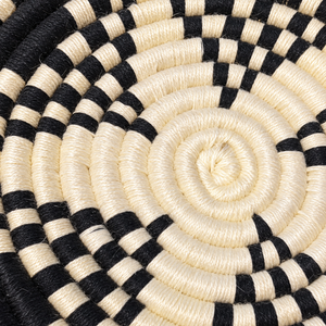 Panier de rangement rond tressé main – Fil écru et noir, motif damier graphique en spirale