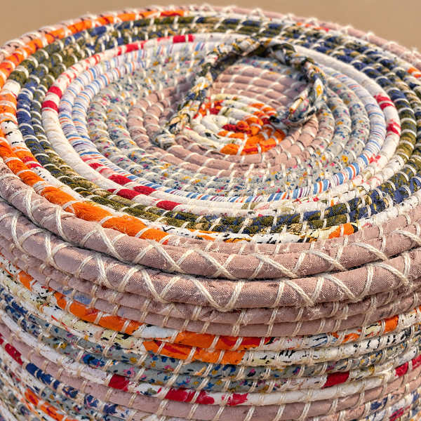 Panier à linge avec couvercle en fibres tressées et tissus recyclés, style bohème coloré