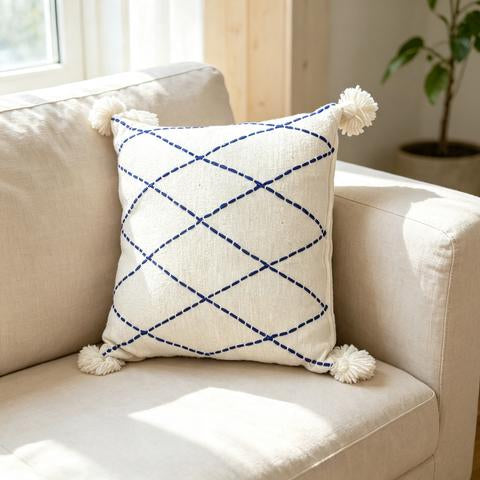 Coussin décoratif écru à motif losanges bleu roi