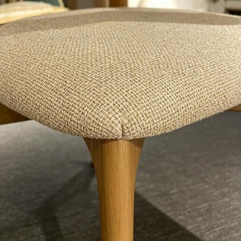 Chaise de salle à manger beige grège avec pieds en bois naturel