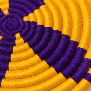 Panier de rangement rond tressé main – Fil jaune et violet, motif graphique en spirale