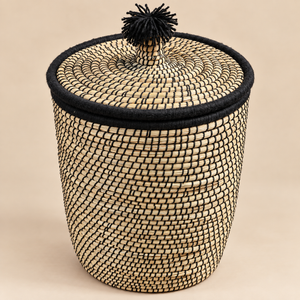 Panier de rangement avec couvercle et pompon noir, fibres naturelles et fil noir, style berbère