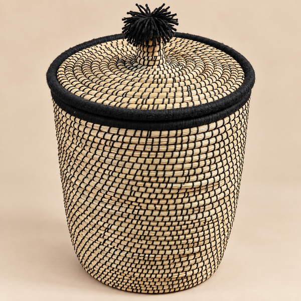 Panier de rangement avec couvercle et pompon noir, fibres naturelles et fil noir, style berbère