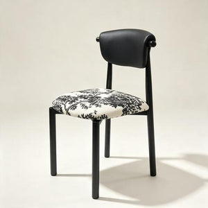 Chaise noire avec assise rembourrée motif toile de Jouy