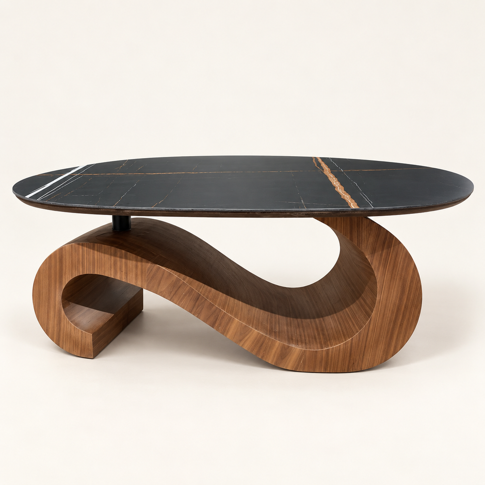 Table basse sculpturale en S – Base en noyer et plateau ovale noir effet marbre