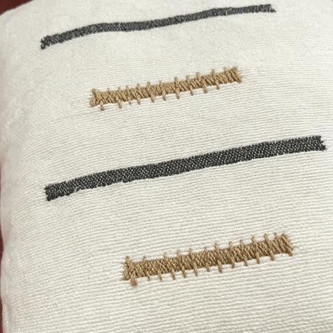 Coussin écru à tirets horizontaux gris et beige – 45 × 45 cm