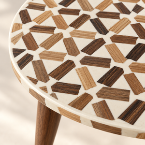 Set de 3 tables basses gigognes « Mosaïque » en marqueterie de bois et résine blanche – Pieds en bois