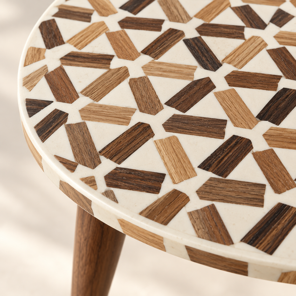 Set de 3 tables basses gigognes « Mosaïque » en marqueterie de bois et résine blanche – Pieds en bois