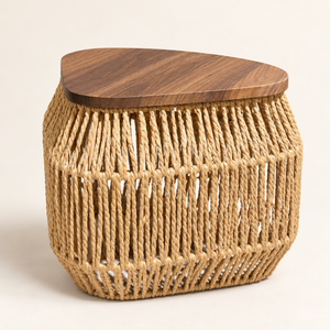 Table d'appoint « Raphia » en corde tressée – Plateau triangulaire en bois effet noyer