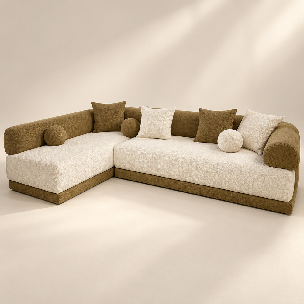 Canapé d'angle bas en bouclette – Assise crème, dossiers boudins et socle vert olive