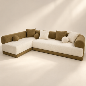 Canapé d'angle bas en bouclette – Assise crème, dossiers boudins et socle vert olive