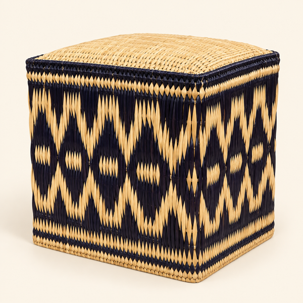 Pouf cube « Losanges » en fibre naturelle tressée – Motifs bleu nuit et paille dorée