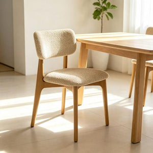 Chaise de salle à manger beige grège avec pieds en bois naturel