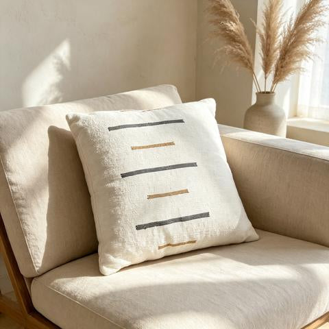 Coussin écru à tirets horizontaux gris et beige – 45 × 45 cm