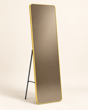 Miroir sur pied « Aura » – Cadre doré fin, verre teinté bronze, angles arrondis