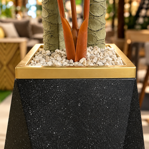 Bananier artificiel en pot géométrique noir et laiton – Plante haute effet naturel