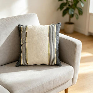 Coussin crème à rayures verticales noires et dorées – 45 × 45 cm
