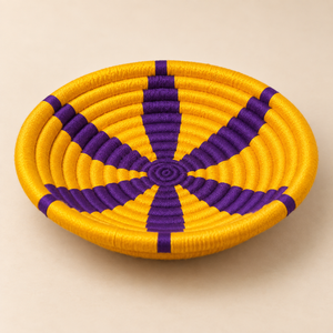Panier de rangement rond tressé main – Fil jaune et violet, motif graphique en spirale