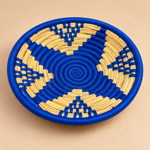 Panier de rangement rond tressé main – Fibres naturelles, fil bleu roi et touches dorées