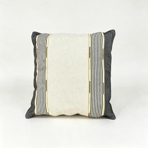 Coussin crème à rayures verticales noires et dorées – 45 × 45 cm