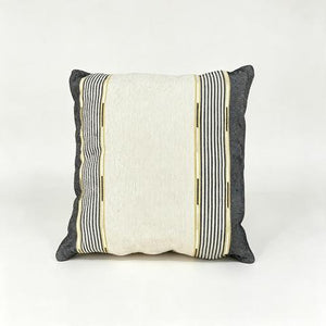 Coussin crème à rayures verticales noires et dorées – 45 × 45 cm