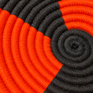 Panier de rangement rond tressé main – Fil orange et gris anthracite, motif graphique en spirale