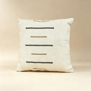 Coussin écru à tirets horizontaux gris et beige – 45 × 45 cm