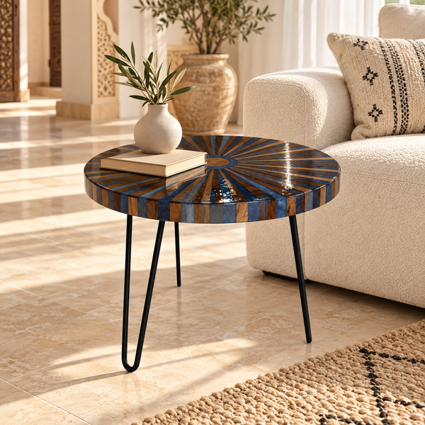 Table basse ronde « Rayons » en bois et résine bleue – Plateau effet soleil, pieds épingle noirs