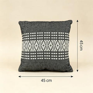 Coussin décoratif anthracite à bande de losanges écrus – 45 × 45 cm