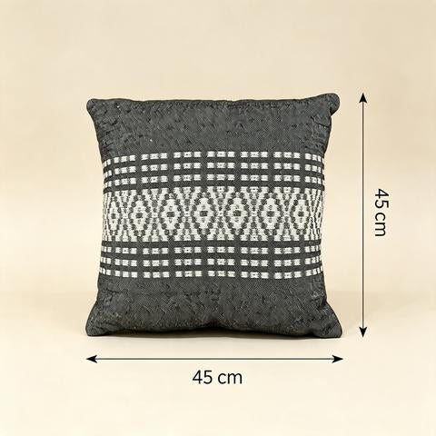 Coussin décoratif anthracite à bande de losanges écrus – 45 × 45 cm