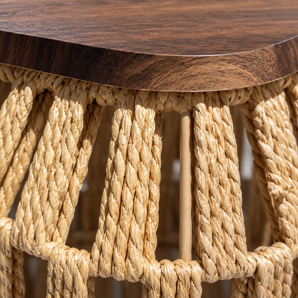 Table d'appoint « Raphia » en corde tressée – Plateau triangulaire en bois effet noyer