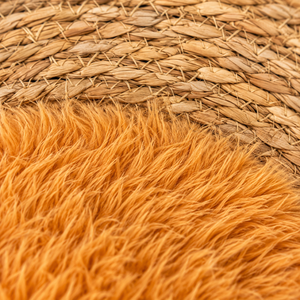 Tapis rond « Soleil » en fibre naturelle tressée et fourrure synthétique orange – Bordure en jonc