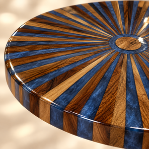 Table basse ronde « Rayons » en bois et résine bleue – Plateau effet soleil, pieds épingle noirs