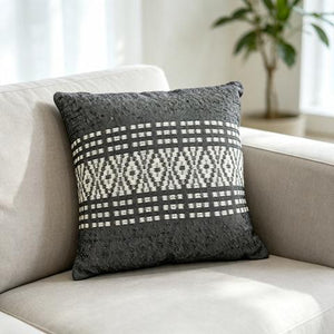 Coussin décoratif anthracite à bande de losanges écrus – 45 × 45 cm
