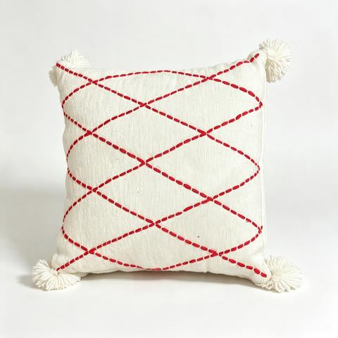 Coussin écru à losanges rouges et pompons blancs – 45 × 45 cm