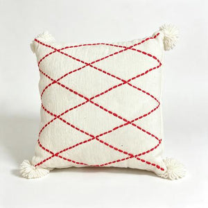 Coussin écru à losanges rouges et pompons blancs – 45 × 45 cm