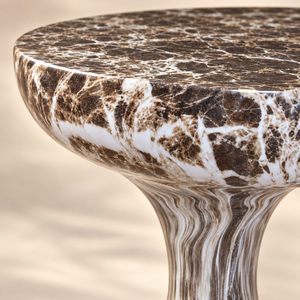 Table d'appoint « Sablier » effet marbre marron et blanc – Forme galbée, plateau rond