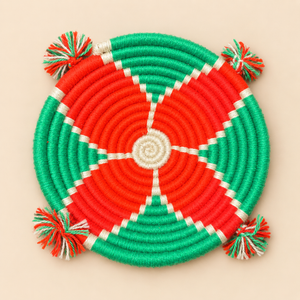 Panier de rangement rond tressé main – Fil vert, rouge et écru, pompons multicolores