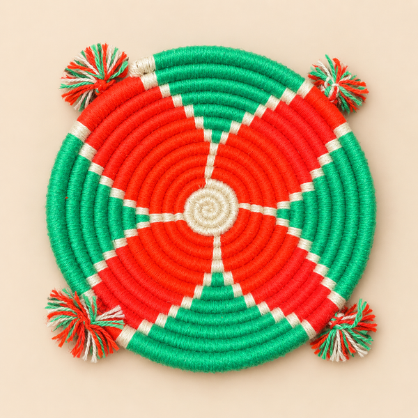 Panier de rangement rond tressé main – Fil vert, rouge et écru, pompons multicolores