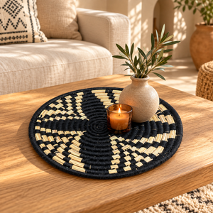 Panier de rangement rond tressé main – Fibres naturelles et fil noir, motif damier en spirale