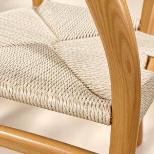 Chaise « Wishbone » en bois clair et assise en corde tressée – Dossier courbé en Y