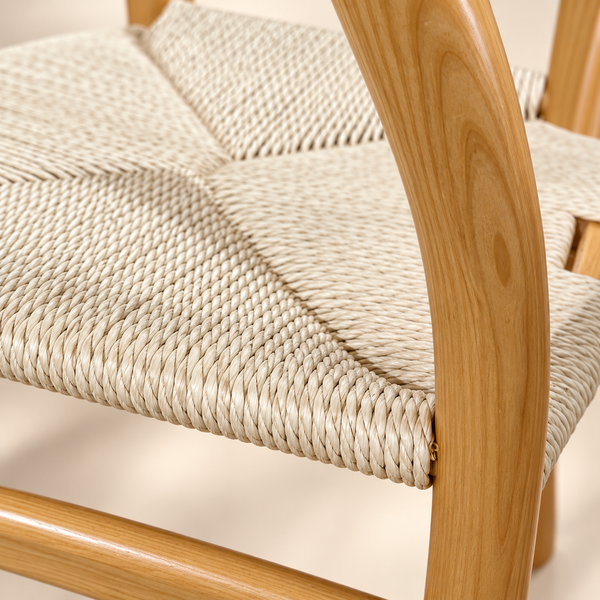 Chaise « Wishbone » en bois clair et assise en corde tressée – Dossier courbé en Y