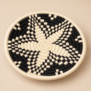 Panier de rangement rond tressé main – Fil écru et noir, motif damier graphique en spirale
