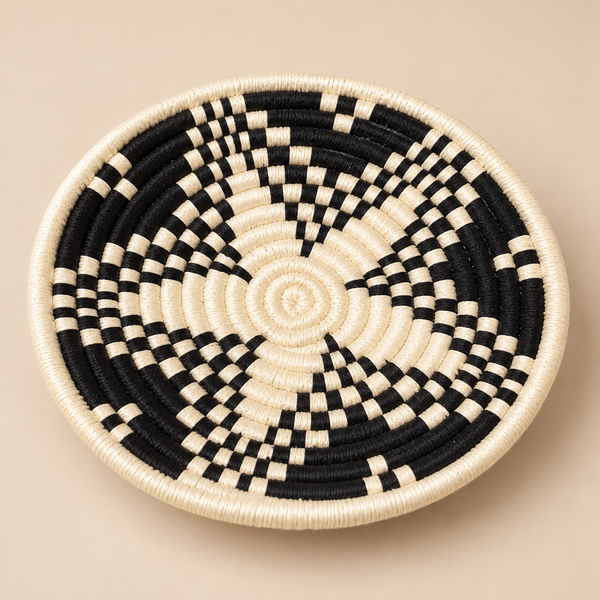 Panier de rangement rond tressé main – Fil écru et noir, motif damier graphique en spirale